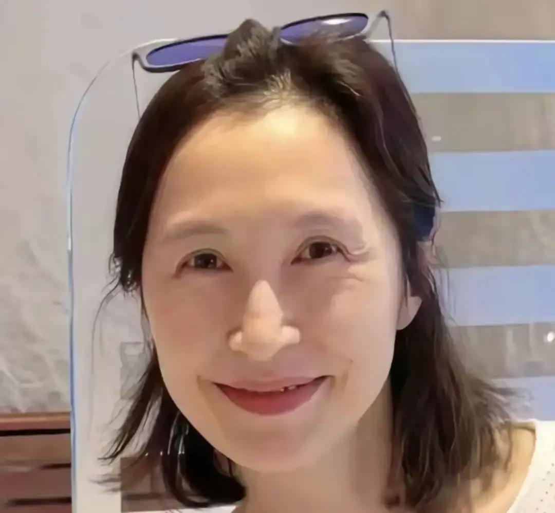 1992年拍《大时代》的片场，刚拿到港姐冠军、握着美国南加州大学双学位的郭蔼明，