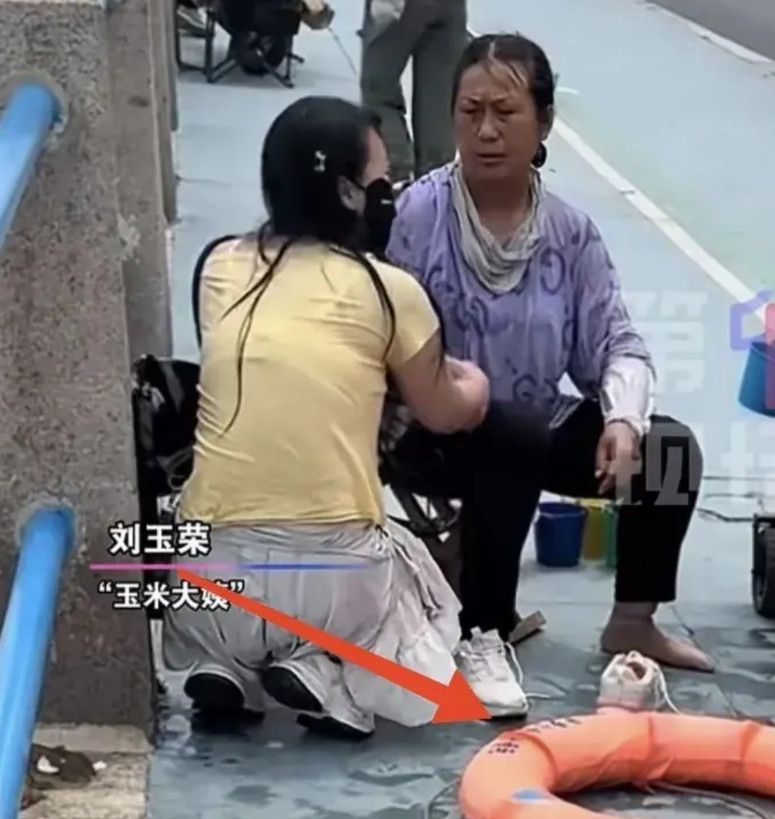 跳海救人的“玉米阿姨”找到了！她叫刘玉荣，摆摊卖玉米收入微薄，被救的女大学生拿着
