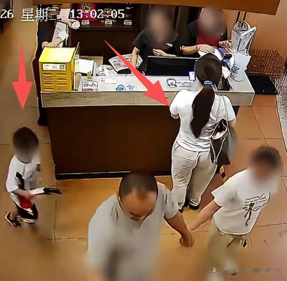 被摸臀女孩涉嫌造黄谣麻烦事来了。四岁男孩从女子身后经过，一把啦，碰到女子屁股，女