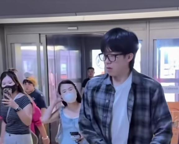 这个女孩子在机场出口就盯上了王楚钦，好像提啥要求，遭到王楚钦的黑脸和拒绝。并一路