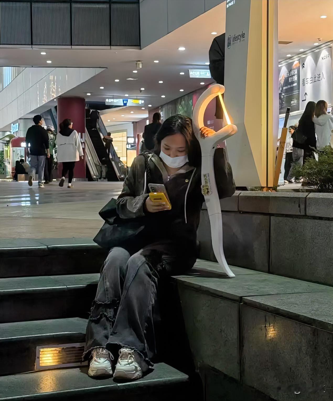 钱都被你们会搞抽象的人赚了！我说前面啥玩意？一个女生腋下夹着个比我小臂还长的