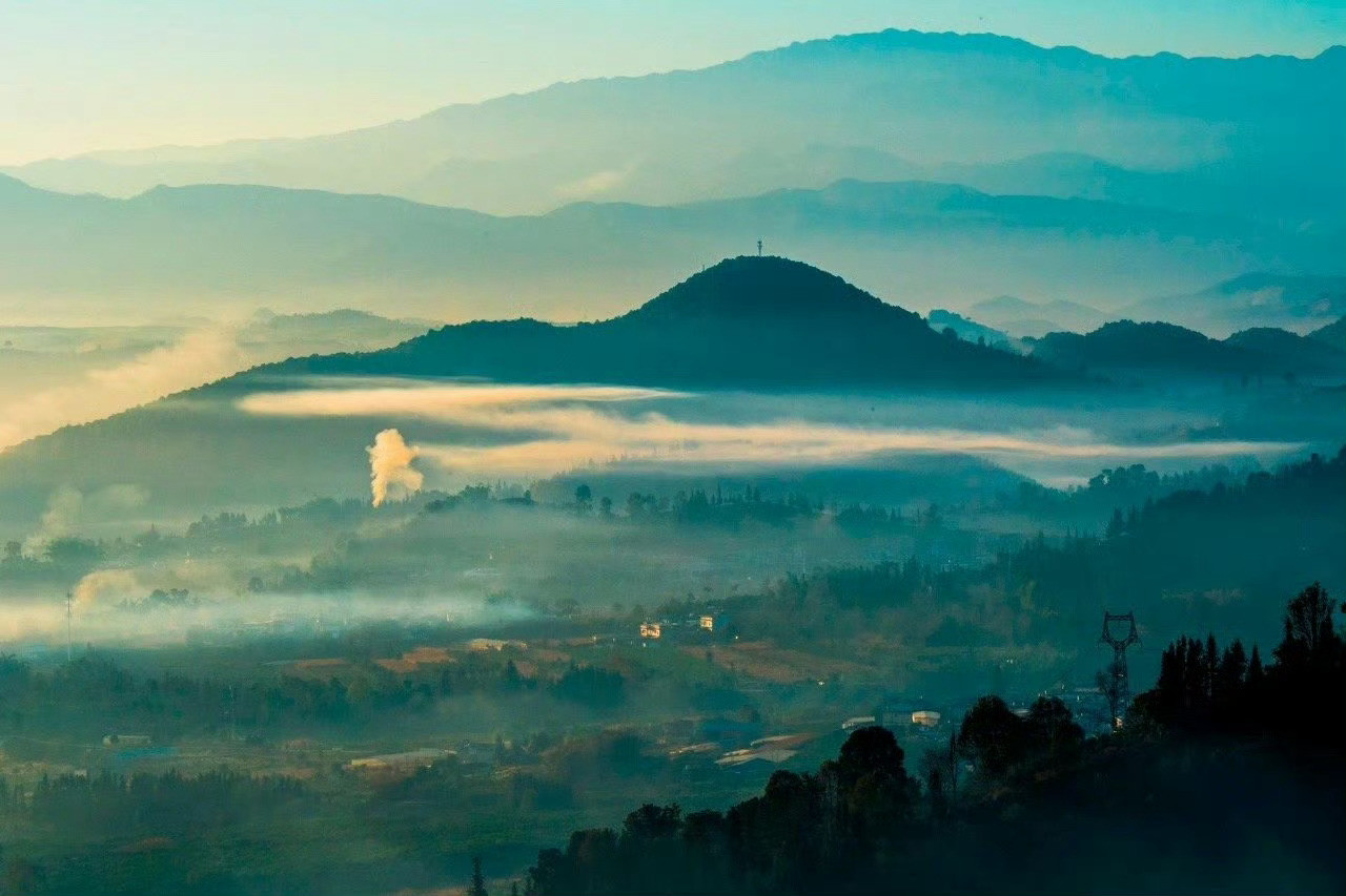 云南临沧，风光原始、村寨古朴、生活悠闲，没有太多商业化的痕迹。