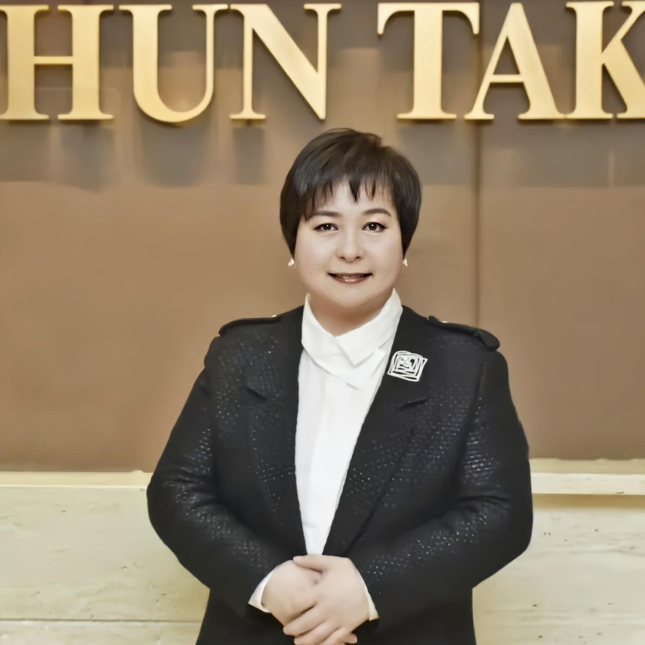 我老舅在澳门做装修时，意外和何超蕸见过几面，他跟我说，何超蕸压根不像赌王女儿