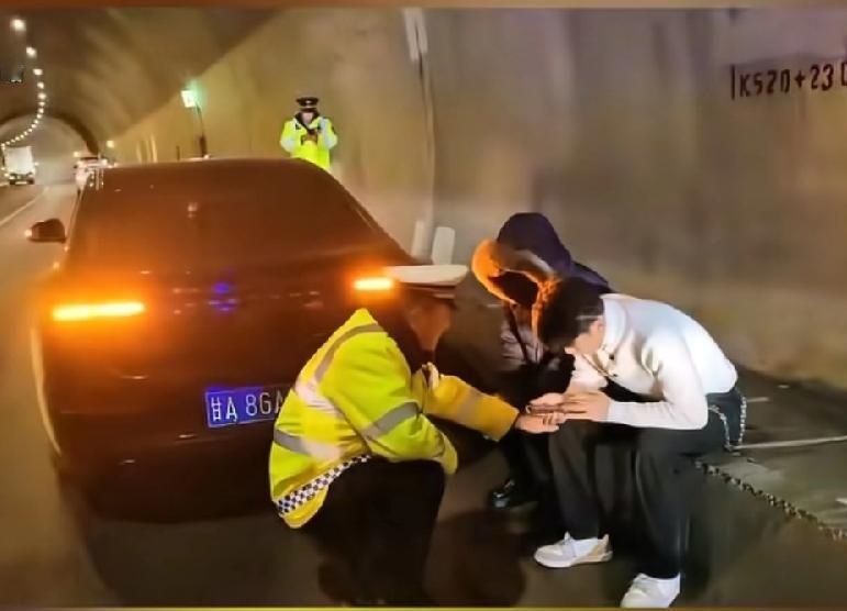 高速刹车失灵狂奔490公里，车主情侣俩，停车后吓傻了！坐在隧道路沿边上，小伙子开