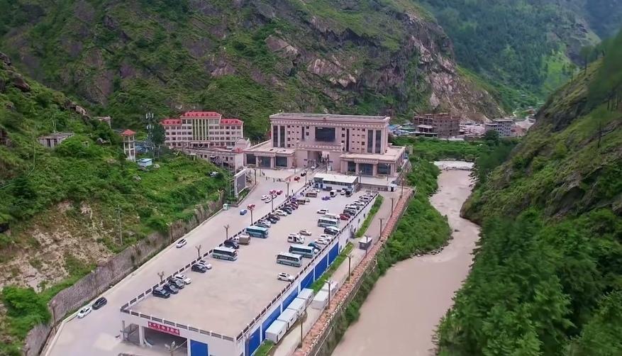 吉隆口岸是中尼陆路交通要道，承担着60%以上的中尼陆路贸易运输，属于绝对重要的运