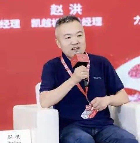 摩博会上张雪机车火得一塌糊涂，张雪与凯越总经理连照面都没有打，论坛张雪也没去，估计也怕遇见了太尴尬，