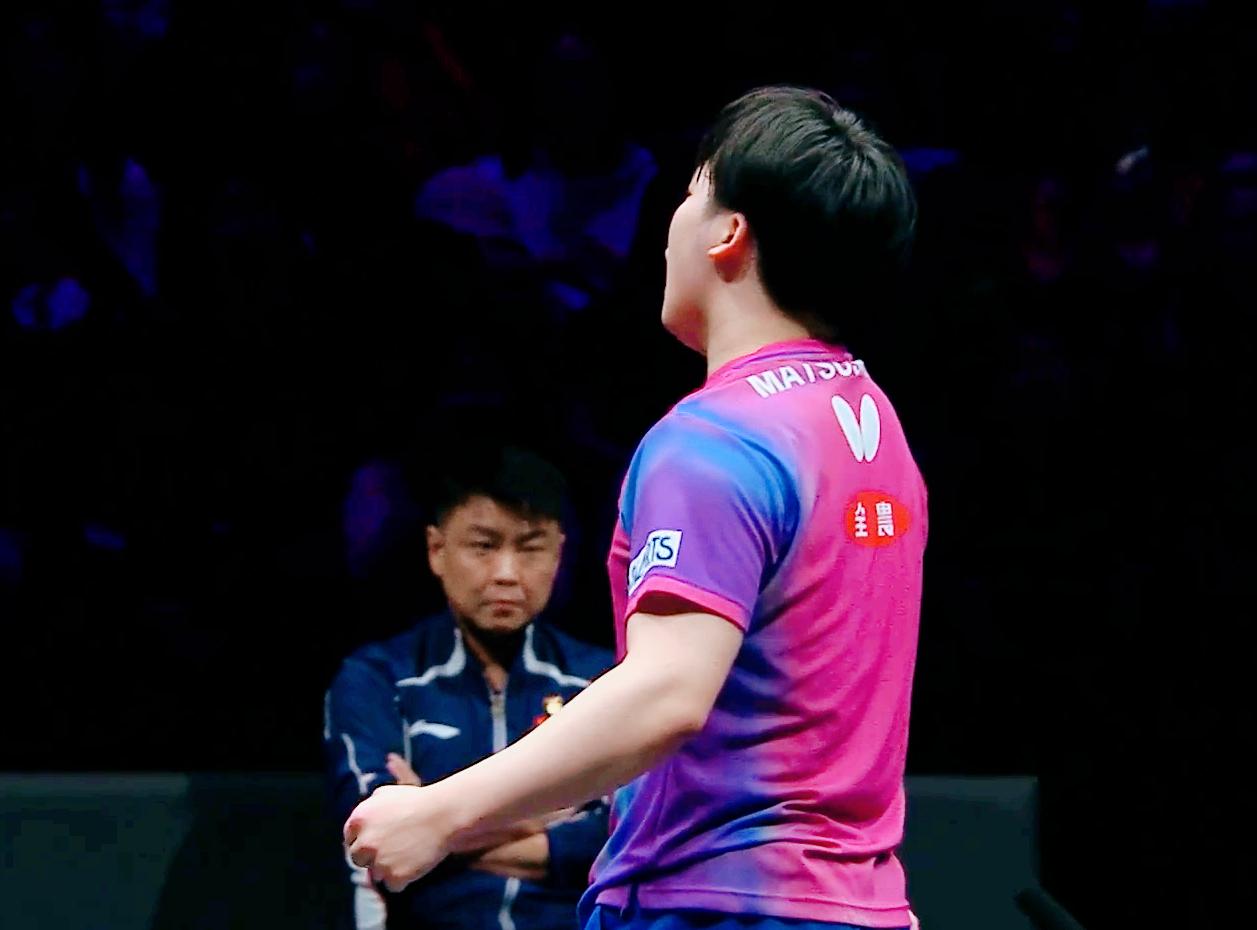 我去！松岛辉空连续三局逆转，跑到王皓那里庆祝了。把王皓脸都气黑了！结果王楚钦