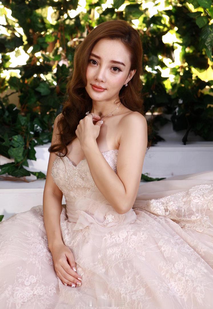 李小璐婚纱皮肤好黑​​​