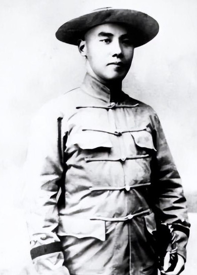 1931年，卢小嘉趁着夜黑风高，偷偷溜进了醇亲王的府邸。一进来，就一把抱住了王妃