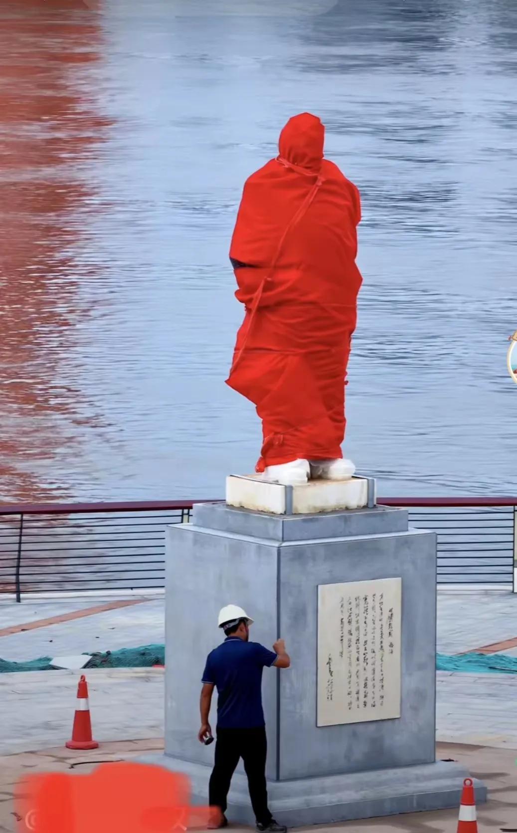 武汉市长江边新增一尊毛主席塑像和诗碑，地点在长江南岸原武船厂搬迁后改建的武昌湾，