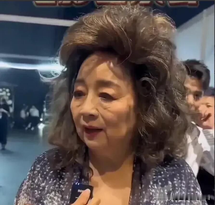这一位歌手都老成这样了，人家这是自信的美，骨子里透着优雅，不染发，不医美，这气质