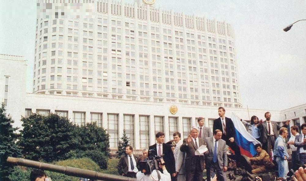 在历史的长河中，有些决策像巨石投入平静的湖面，激起层层涟漪，影响深远。当年的