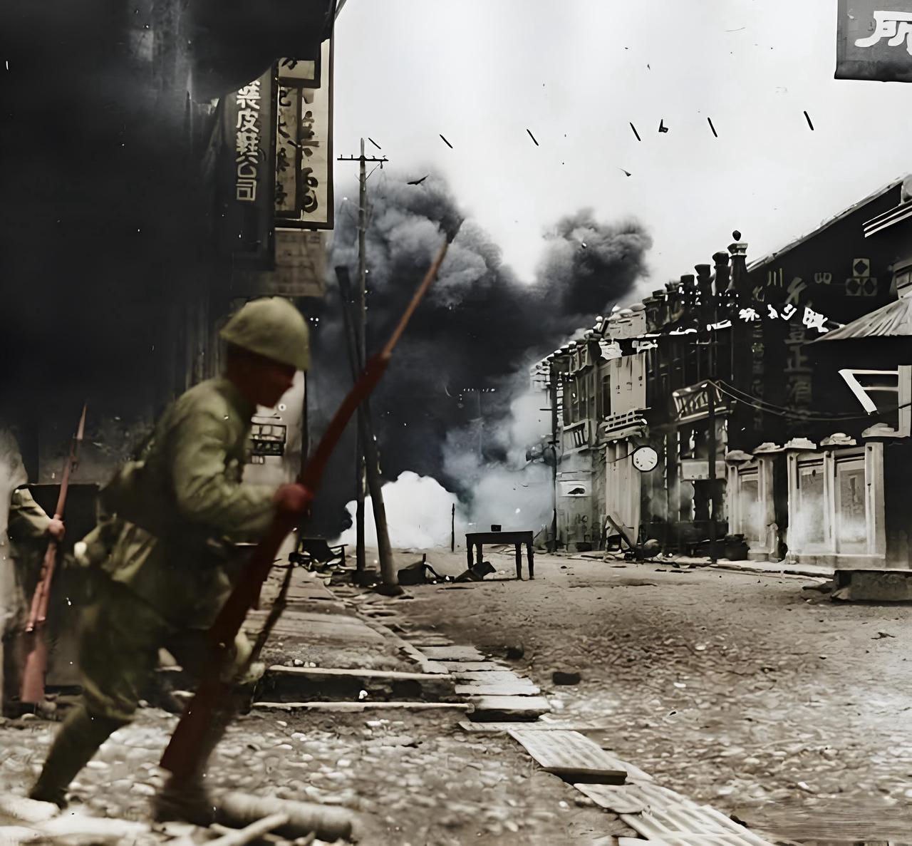 1940年，宜昌，老城街巷的模样，街道上硝烟翻涌，浓黑的烟柱裹着尘土往半空冲，左