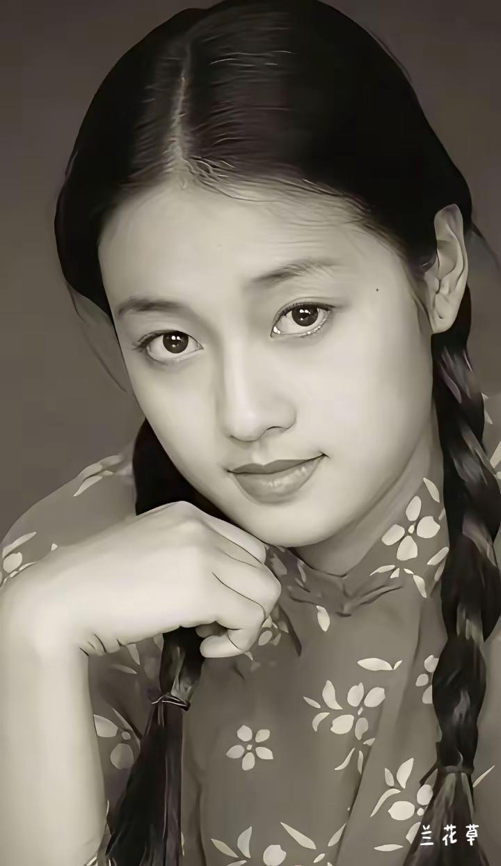 马伊琍年轻时候的真面貌。有点原始，有点乡野，有点美。