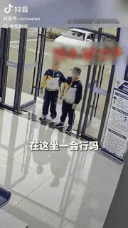 这俩小男孩火了！央视新闻都点赞转发了。湖北黄石，俩小男孩到派出所休息被投喂，
