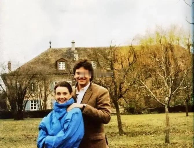 1993年，63岁的奥黛丽·赫本和她的儿子，在家门口拍下了最后一张照片。1993