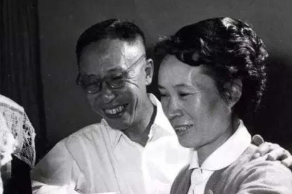 末代皇帝溥仪，61岁死于尿毒症，临终前回光返照，久久不愿断气，嘴里反复让妻子将“