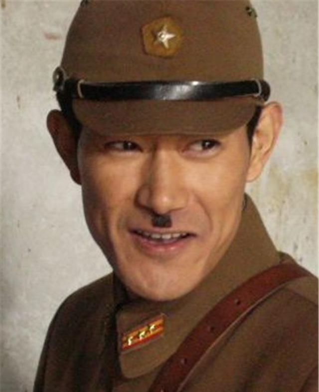 会议正酣，气氛紧张得仿佛能拧出水来，突然，一人汗流浃背地闯入，手里紧攥着一盒烟，