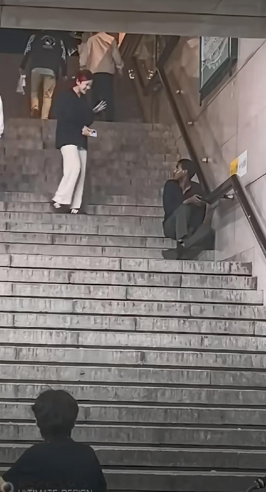 黑哥们都懵了我都这样了，竟然还有外国女生来搭讪我……白人约会留学生搭讪