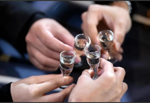 湖南浏阳，一男子于酒店举办乔迁宴。期间，同村的一位村民不请自来，还在宴席上饮酒致