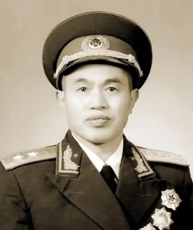 1976年，开国中将皮定均和儿子在东山岛遭遇意外，双双身亡，他没有倒在战场上，也