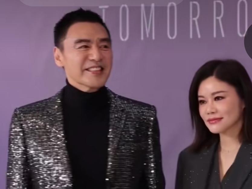 72岁的钟镇涛，携爱妻笑容灿烂，藏着幸福生活的模样钟镇涛，一代人的男神。如今