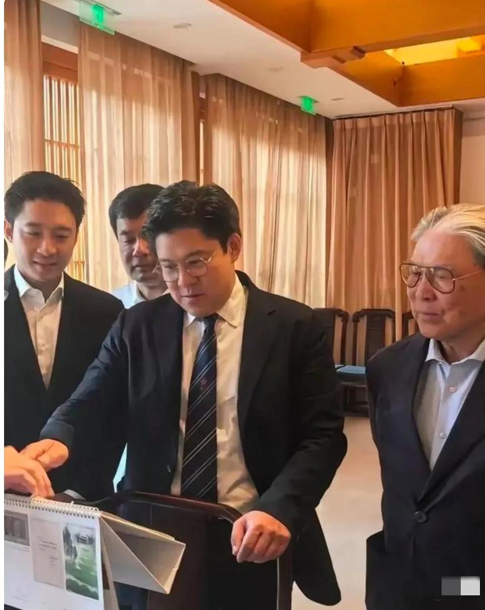 霍震霆父子三人现身北京的同框照：霍老爷子腰板笔直，气色盈和；霍启刚温润如玉，风度