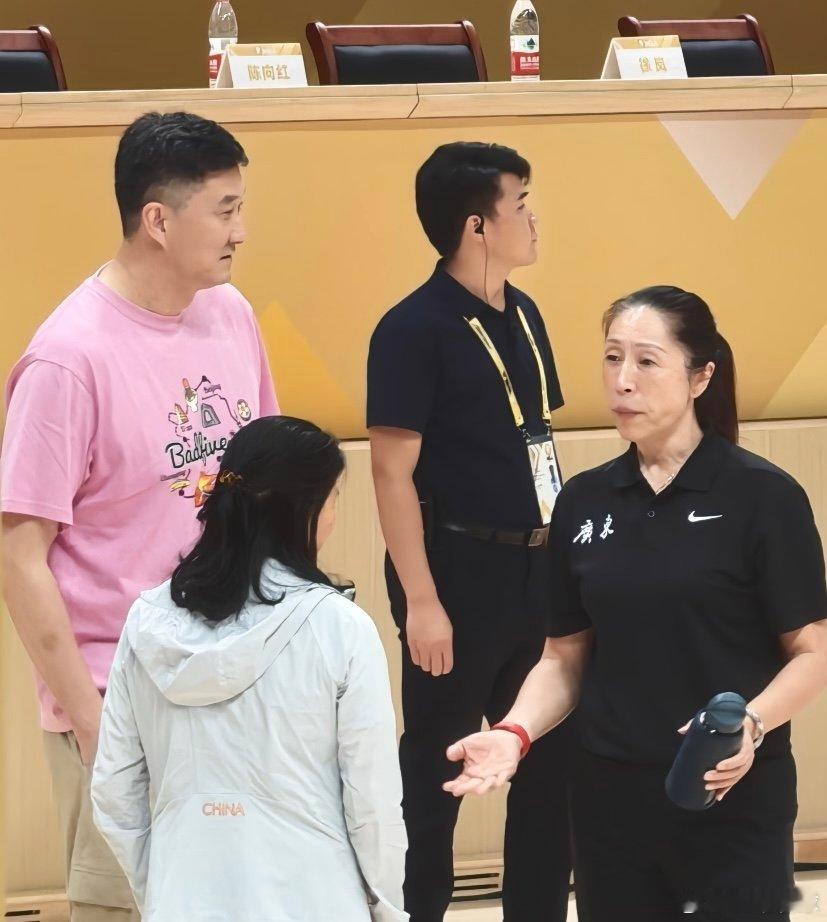 昨晚杜锋指导来到现场支持广东女篮啦，恭喜女篮姑娘们闯进亚俱杯决赛[点赞]！​​