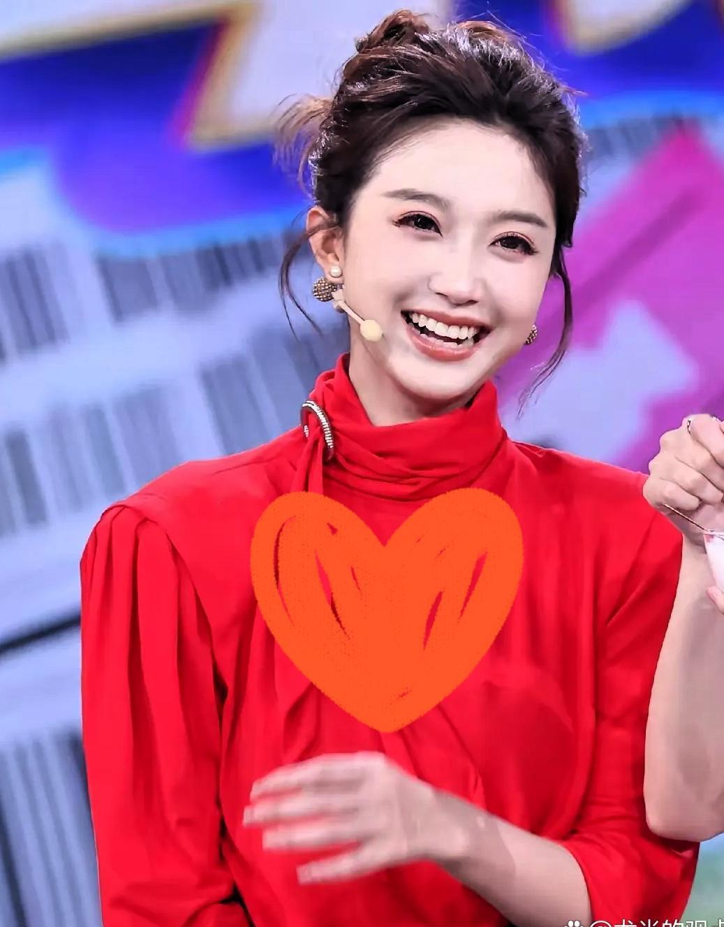 今年央视春晚最大赢家，不是沈腾，不是王菲，连蔡明都得往后排，而是第一次站上总