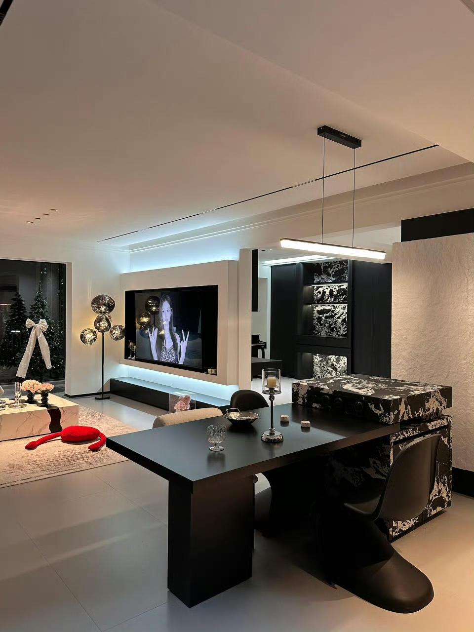 最近参观了一位00后小姐姐的家，那黑白极简风简直绝了！一进门，白色的墙面搭配黑色