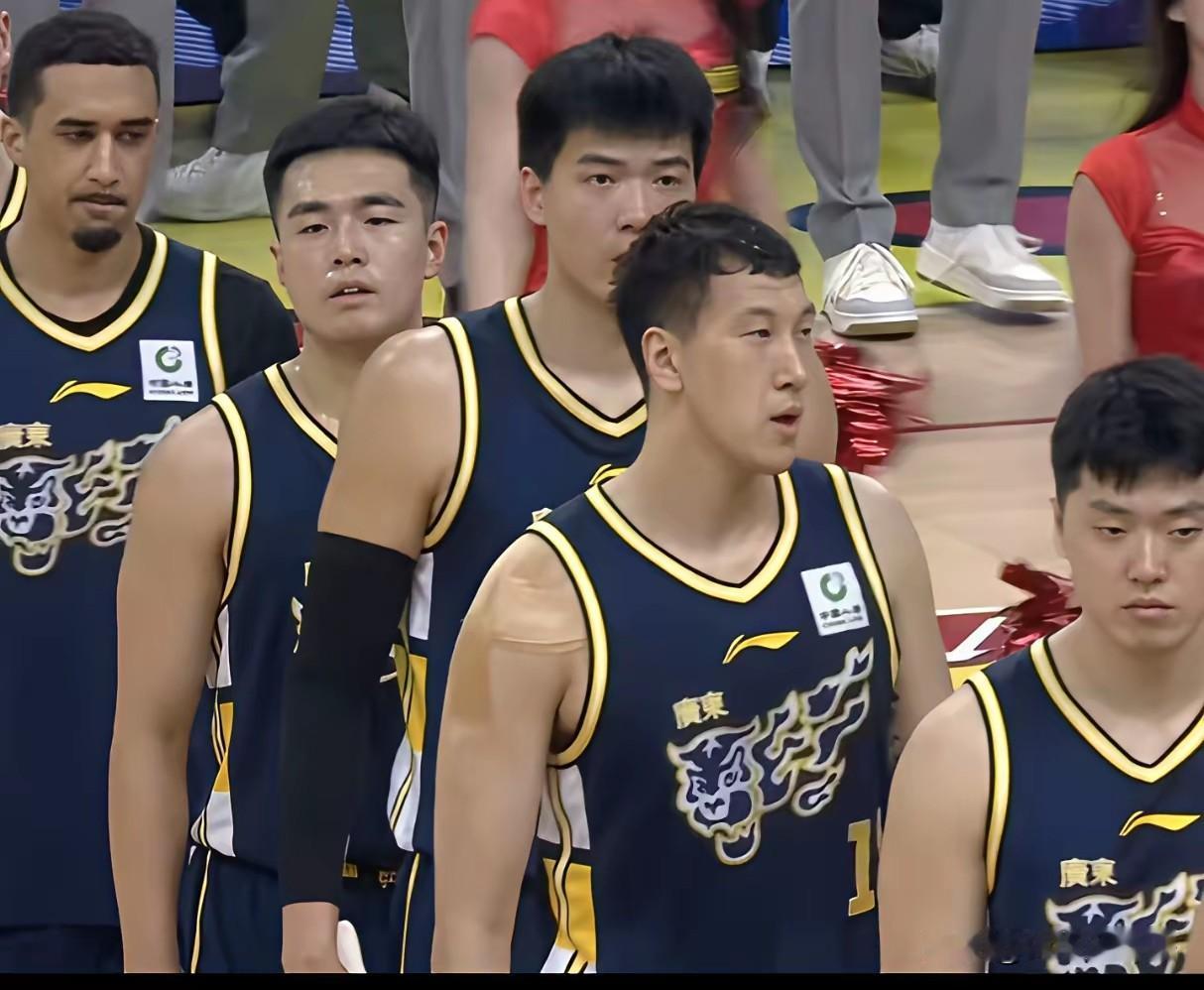 联赛第一轮，广东男篮虽然没有无出现去年输四川队，输江苏队这样无厘头的比赛，但是，