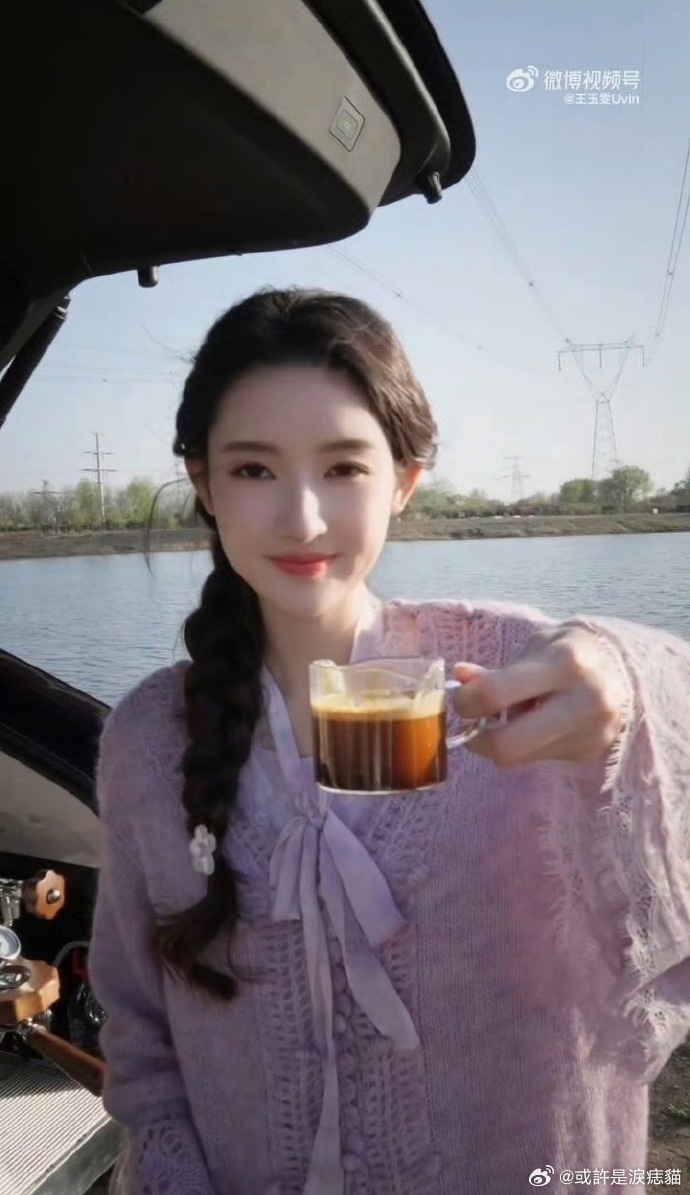 王玉雯花系长相王玉雯姐姐你好香安静不语的时候又是另一种美感，清冷温柔的气质搭配花