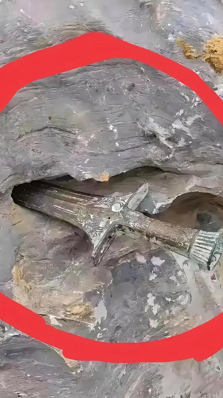 福建一男子上山采药时，在岩缝下歇脚，冷不丁瞅见一把古剑！剑身刻着老花纹，剑柄缠着