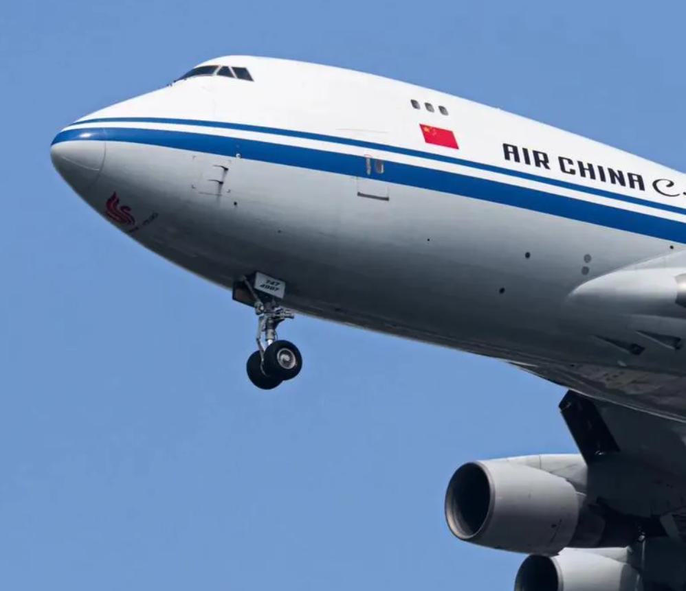 *一架载着250人的国航波音777客机，8月26日从伦敦飞往北京途中突然遭遇惊魂