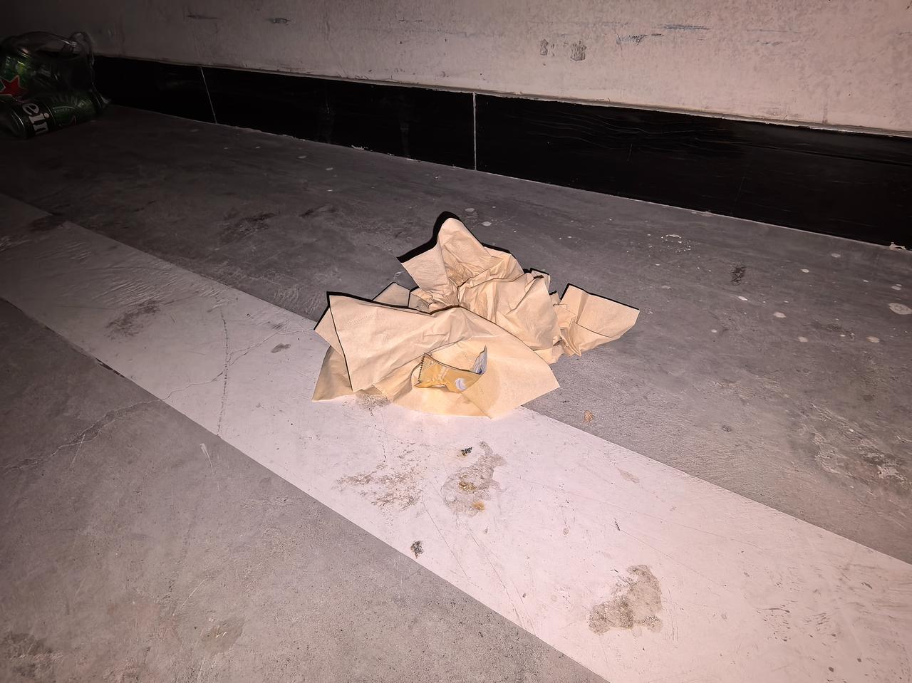 假期的车库又发生了一场酣畅淋漓的大战！那满地的烟头，用完了的某牌火腿肠，中间