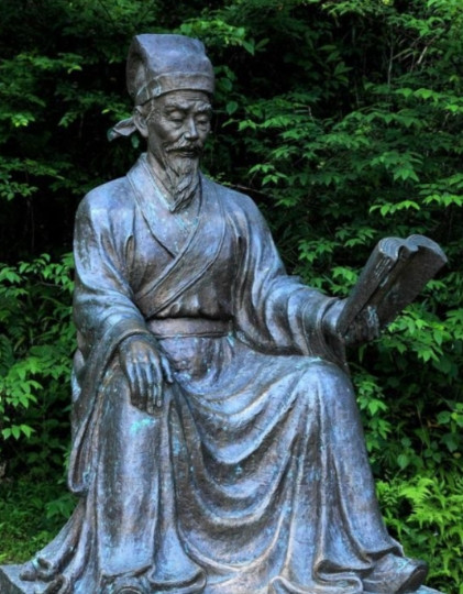 1182年，一代名妓严蕊被朱熹抓进大牢，任由狱卒们扒光她的衣服，逼迫她趴在阴冷的