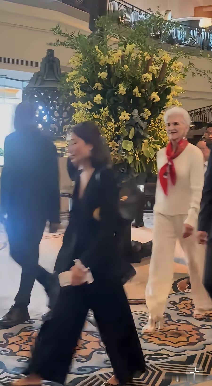 马斯克和高管女友分手，妈妈梅耶.马斯克大概已经习以为常了，依旧高高兴兴来华参加活