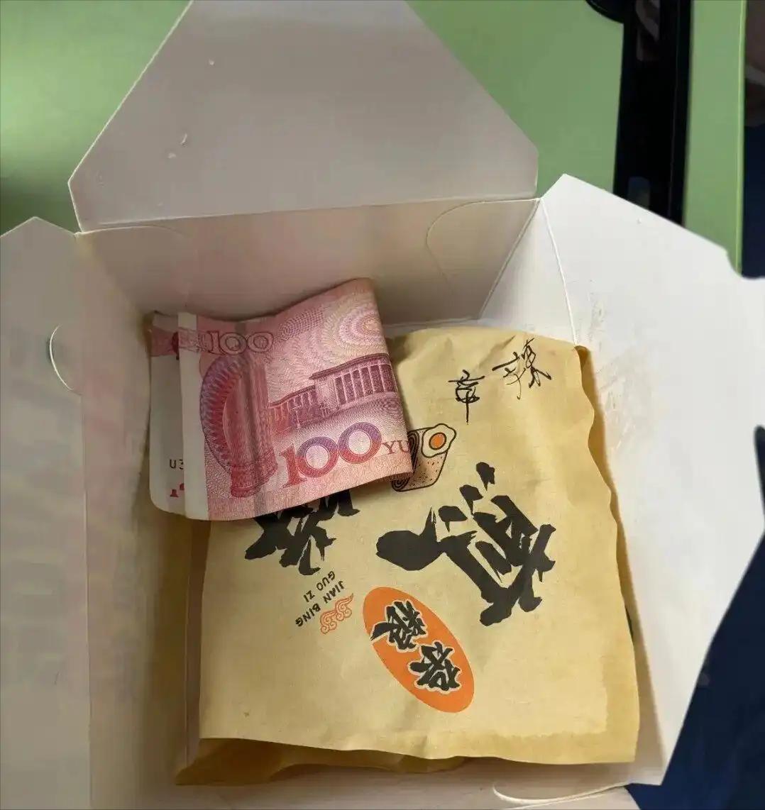 “太暖了！”8月17日，朱先生给正在化疗的4岁孩子点了一份煎饼，备注