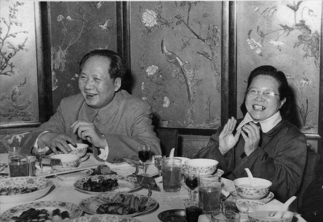1956年2月1日晚，毛泽东在中南海怀仁堂出席招待全国政协二届二次会议代表的宴会