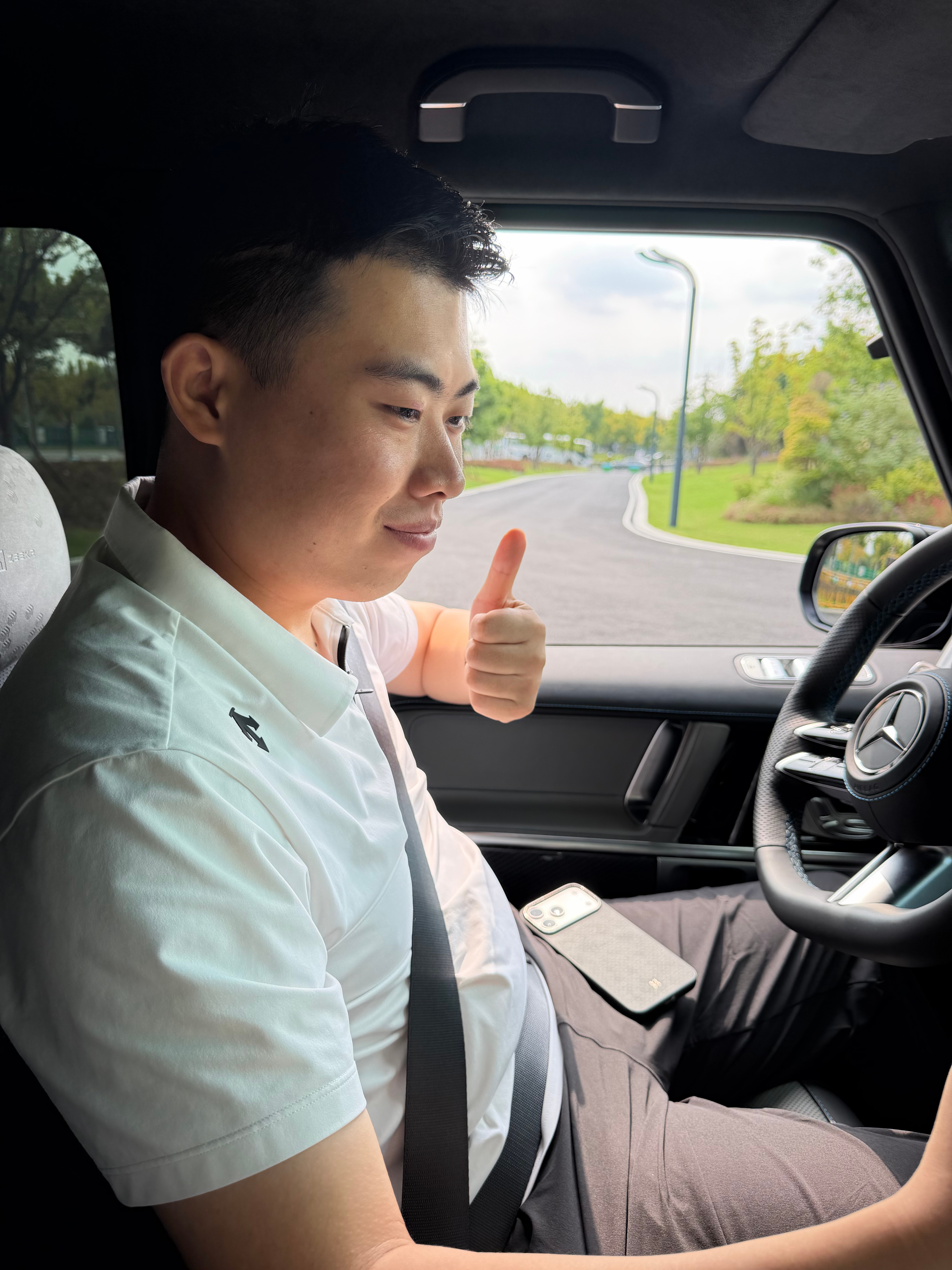 人家改装车展他开个“原厂”“越野车”！！！！还问保安为什么不让他