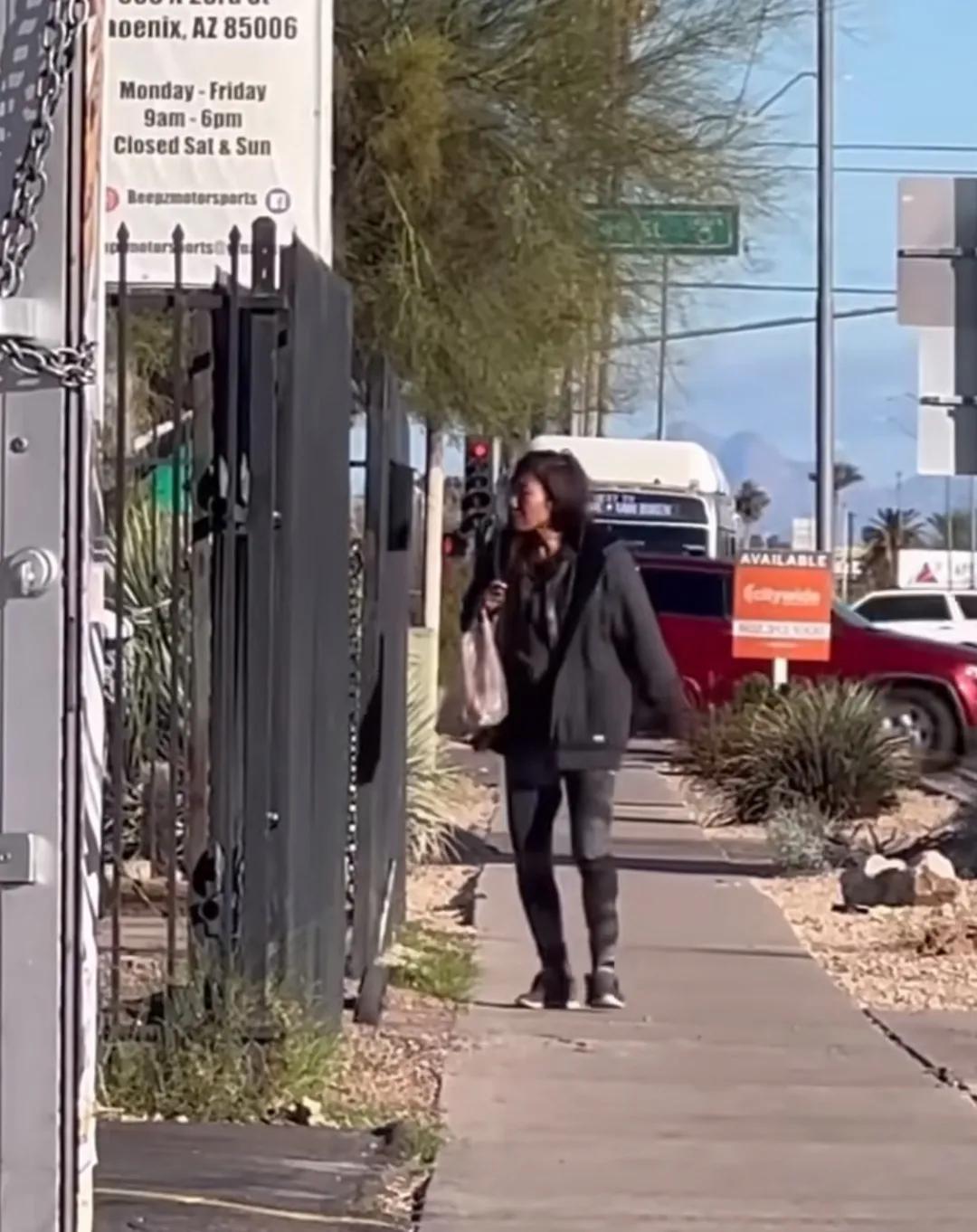 🌙一段拍摄于美国街头的视频，让很多人心里不是滋味。视频里，一位华人女性，穿着看