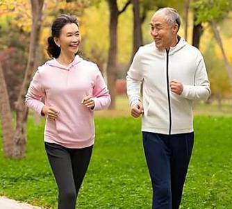 医生提醒：过了70岁，要少散步，多做2件事，许多老年人不重视不少老年人一到七