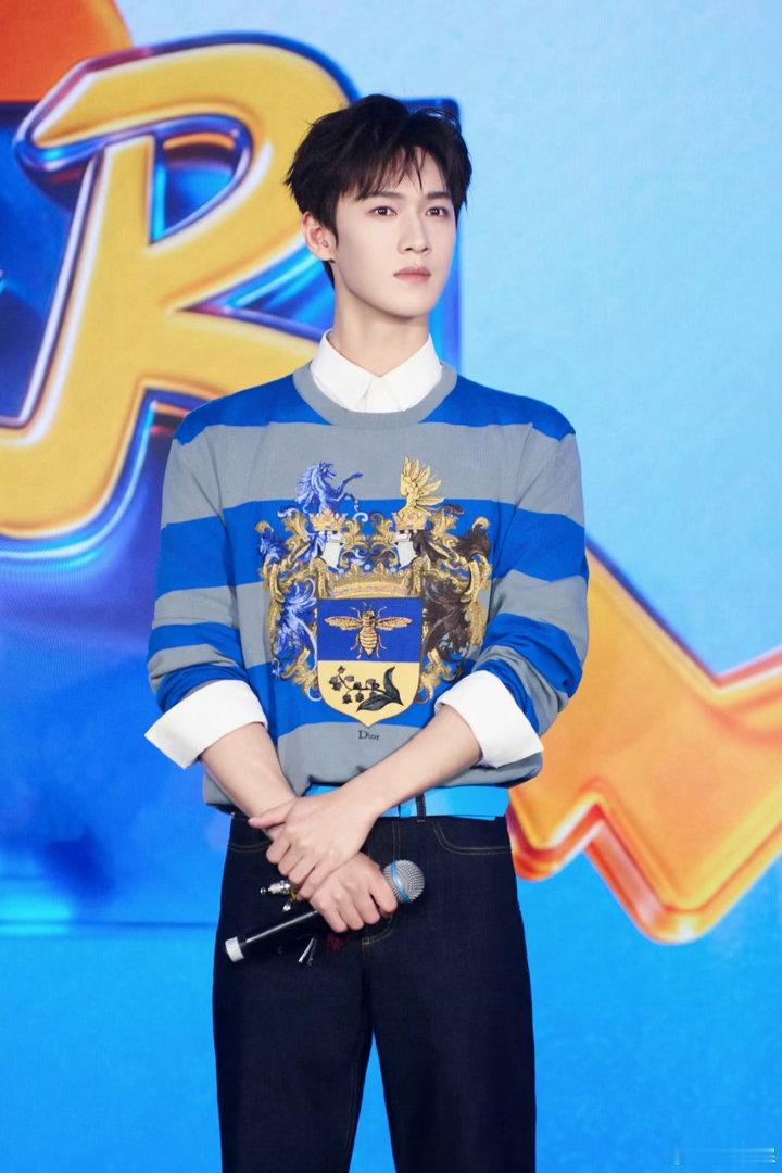 李昀锐录跑男受伤了李昀锐跑男撕名牌脸和肩膀砸地上了别再说综艺竞技仅此而已，一次次