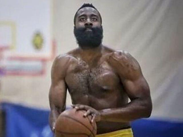 克利夫兰骑士队主教练肯尼-阿特金森在训练结束后接受采访，谈到了球队新援詹姆斯-哈