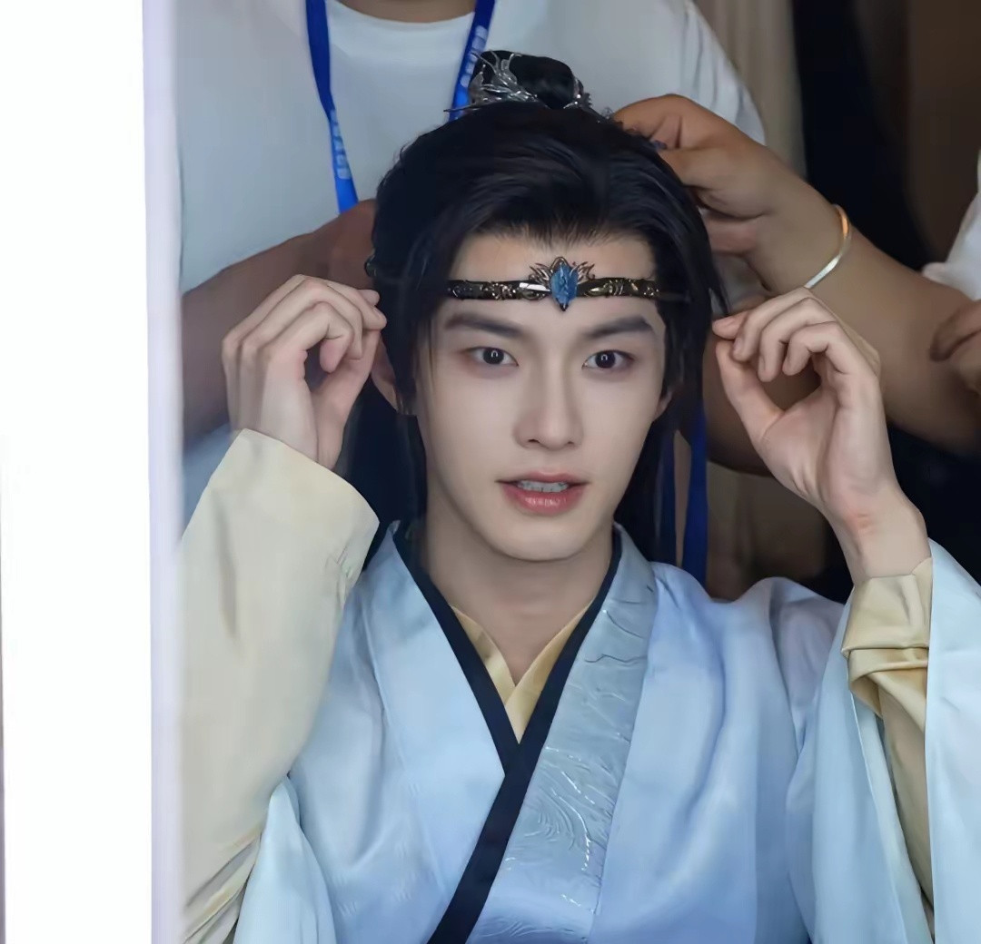 何与有无出其右的灵气，带上抹额有点像蓝忘机。​​​