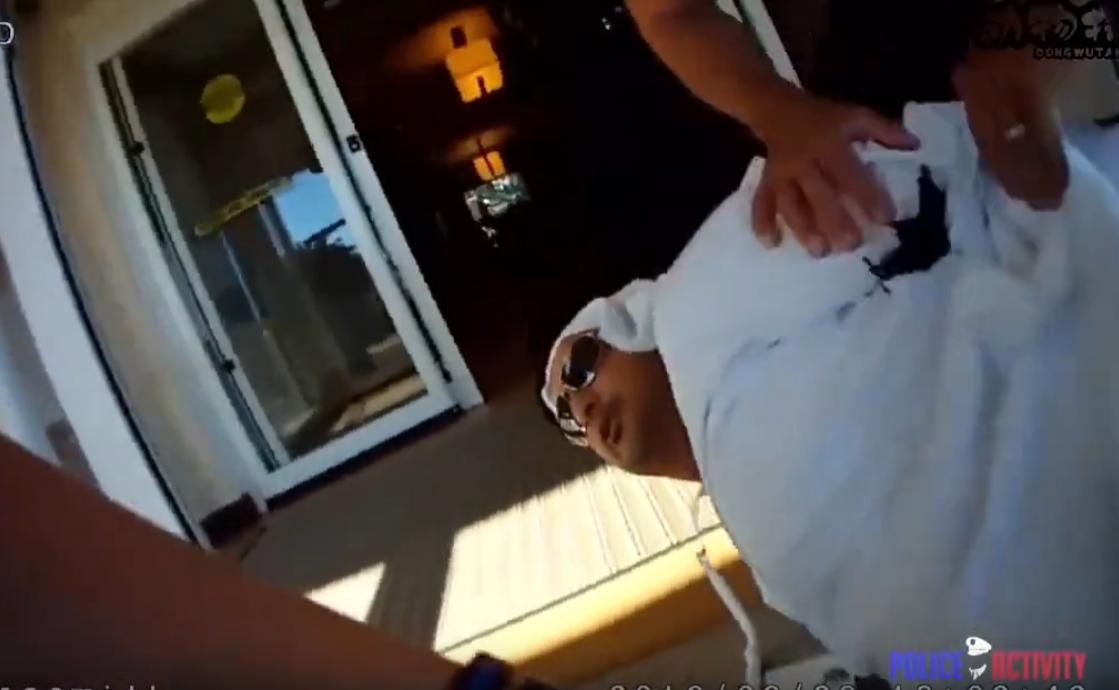 2016年6月29日，美国小仙女给一名中东人办理好入住手续，转头就掏出电话拨打了