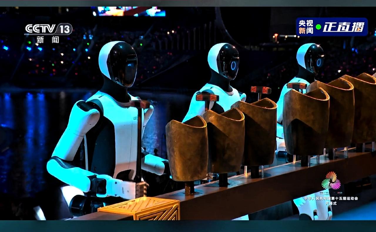 机器人敲响两千年前的编钟！你相信吗？他还能自己给自己换电池，三分钟满血复活！