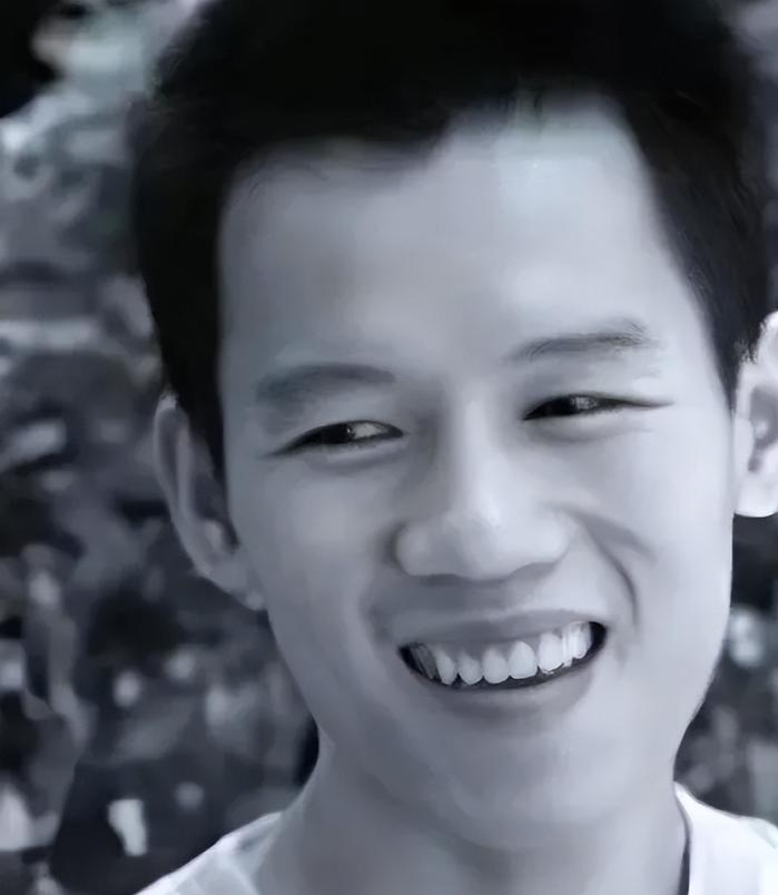 一个年仅25岁的青年，从19层的高度决绝地跃下，结束了自己的生命。没人想到，这个