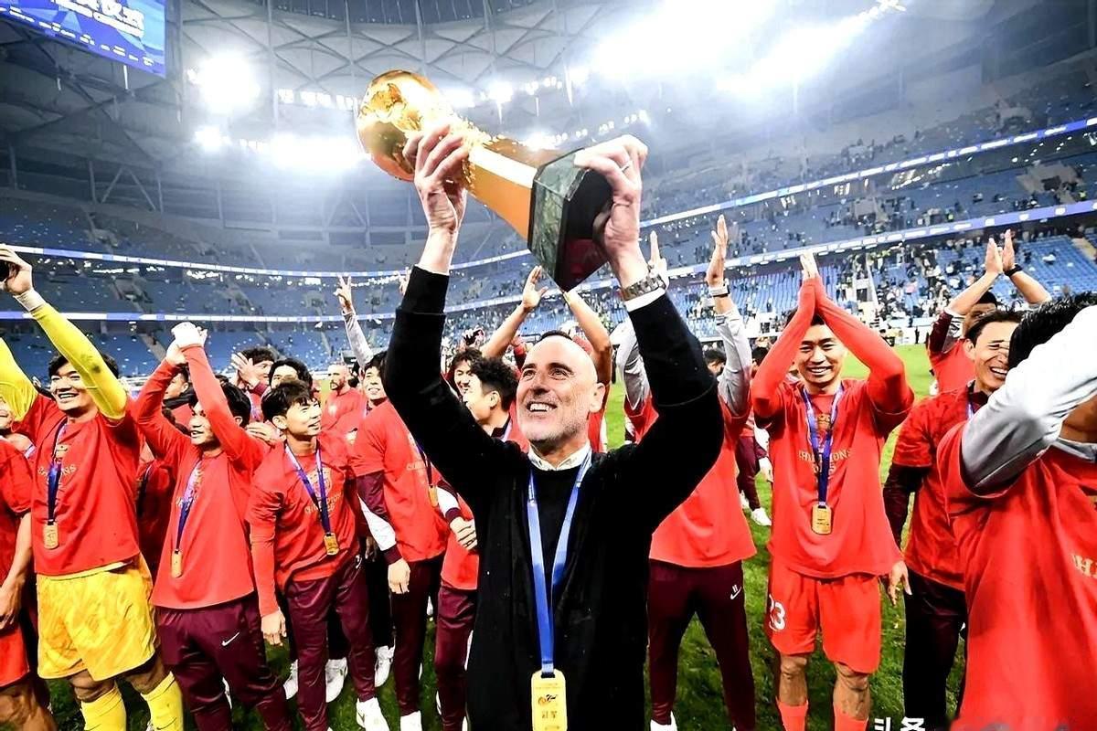 中超又出现了奇怪的跟风现象。自从慕斯卡特带领上港蝉联中超冠军后澳大利亚教练又成了