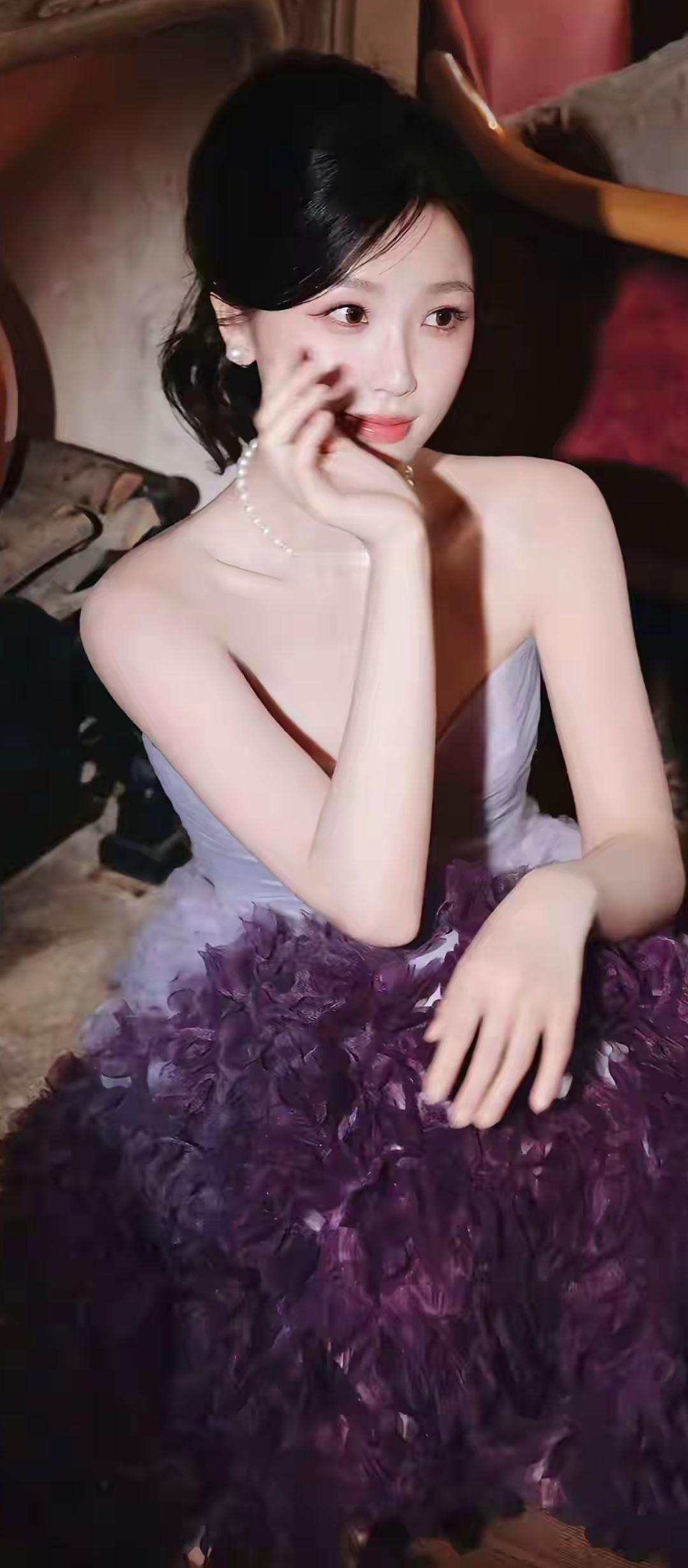 紫衣美人倚，珍珠映月辉。